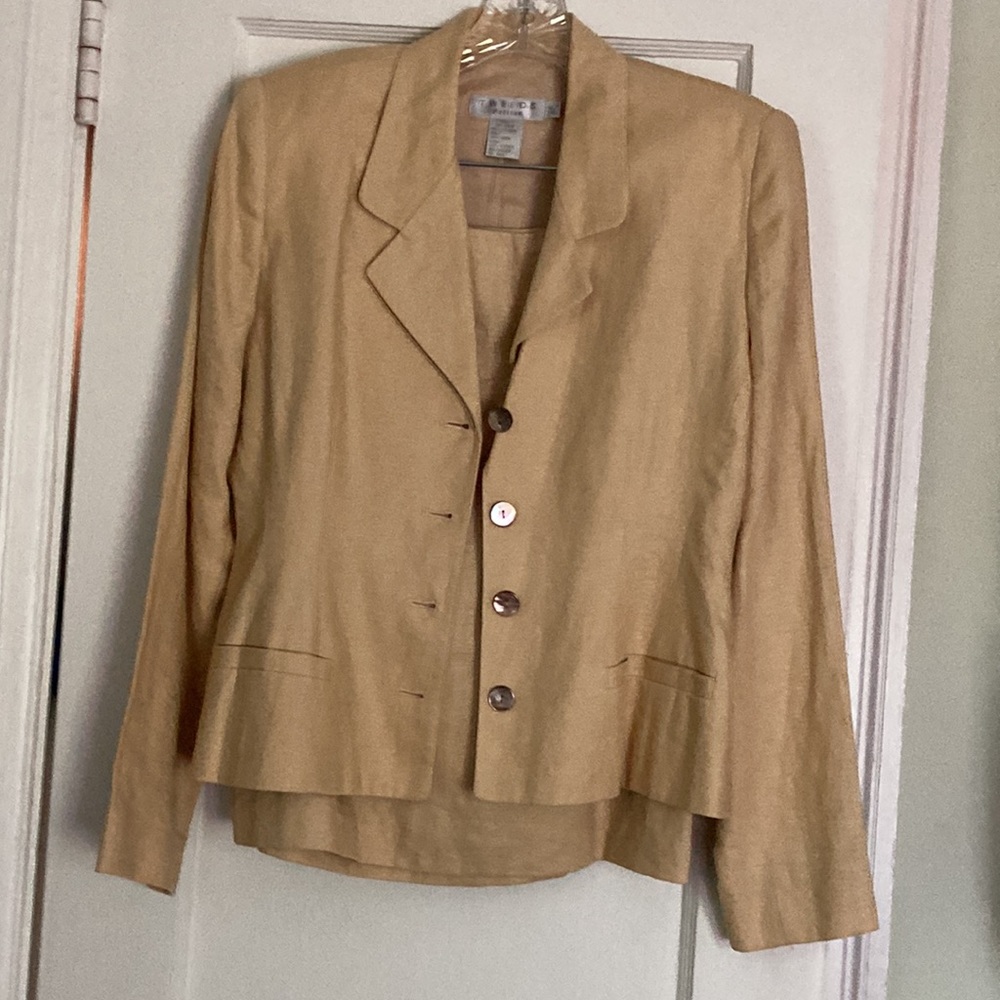 Petite skirt suit, fully lined, fine linen. NWOT. Tweeds. Honey color. Sz S.